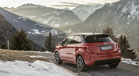 Fiat 500X en una carretera de montaña. Paquete de reparación de parabrisas Fiat