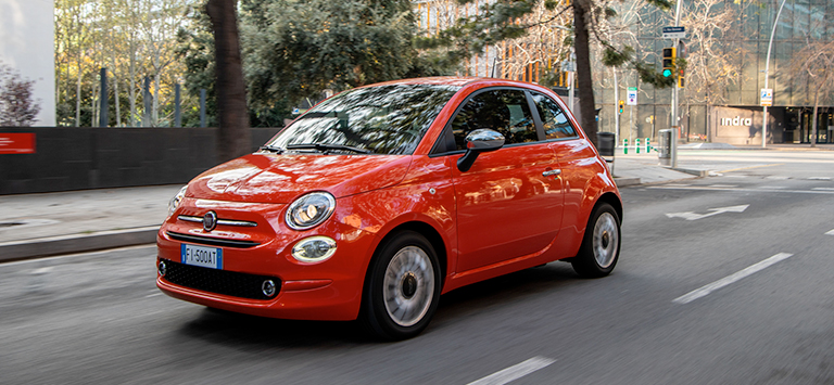 Fiat 500 en la carretera. Paquete Fiat Glass