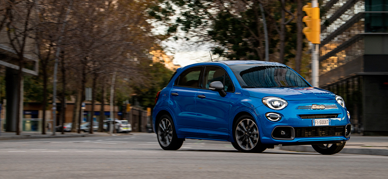 Fiat 500X en la carretera. Paquete Fiat Glass