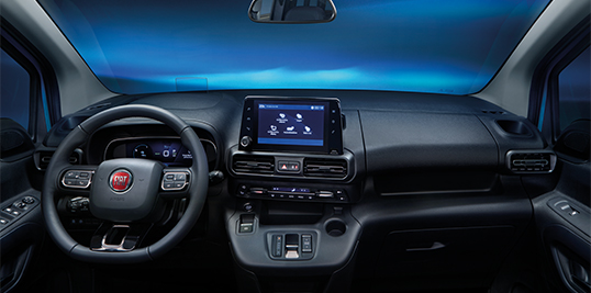 Interior del camión Fiat Professional Ducato. Paquete parabrisas Fiat Professional