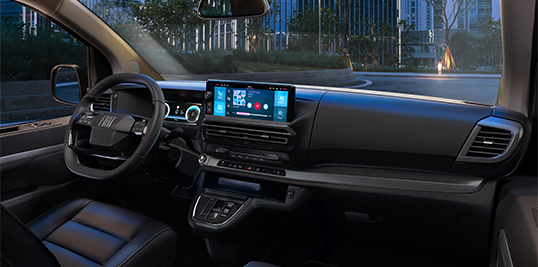 Ulysse durante la puesta de sol sobre el mar. Servicio de lunas Fiat Professional