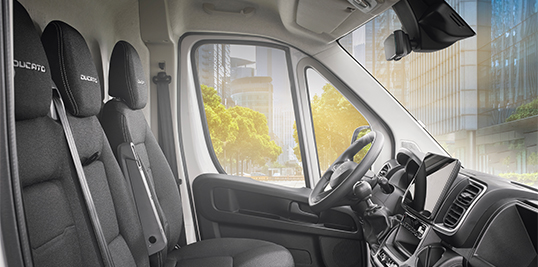 Interior del camión Fiat Professional Ducato. Paquete parabrisas Fiat Professional